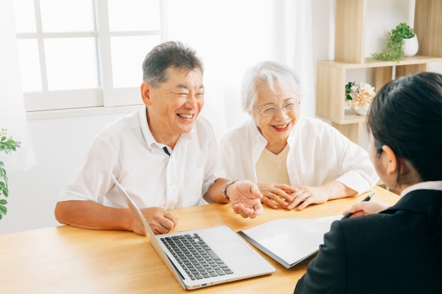 笑顔で話を聞く高齢夫婦