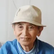 帽子を被った高齢男性