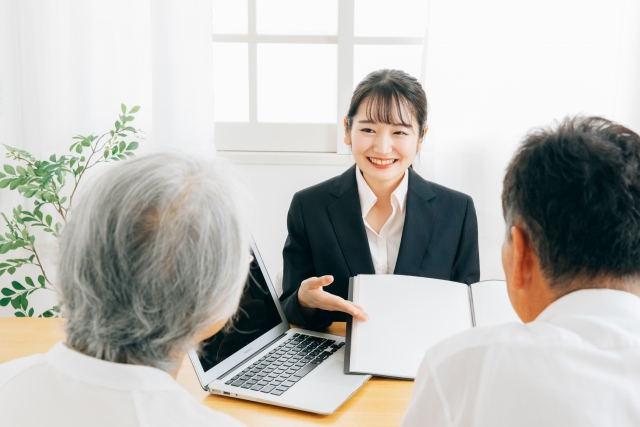 高齢夫婦に説明するスタッフ